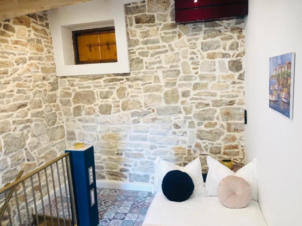 Istrian Stone House In The Heart Of The Beautiful Fishing Village Fazana - Only Few Steps From The Sea And The Wonderful Beach - Incl Plasma-Quad-Plus-Filter Against C O V I D المظهر الخارجي الصورة