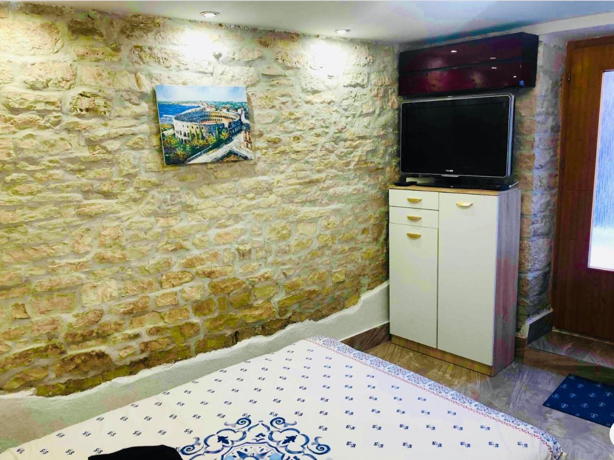 Istrian Stone House In The Heart Of The Beautiful Fishing Village Fazana - Only Few Steps From The Sea And The Wonderful Beach - Incl Plasma-Quad-Plus-Filter Against C O V I D المظهر الخارجي الصورة